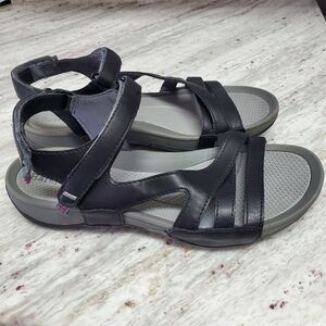Baretraps. Women black  sandal  sz 7.5.